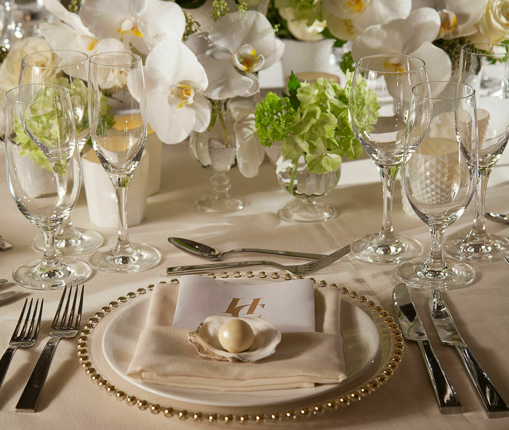 Hotel Commonwealth Бостън Екстериор снимка Place setting with a place card